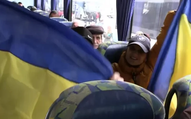 Warga Kota Oleshky Tiba di Ukraina Setelah Dievakuasi