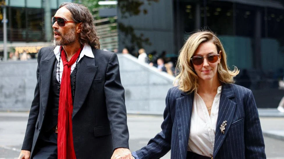 Istri Russell Brand Sebut Suaminya Ayah yang Luar Biasa