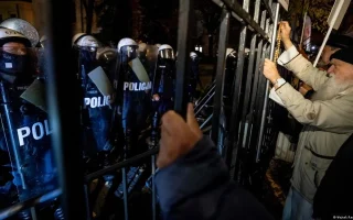 Aksi Protes di Polandia Usai Pemecatan Ketua Mahkamah Konstitusi