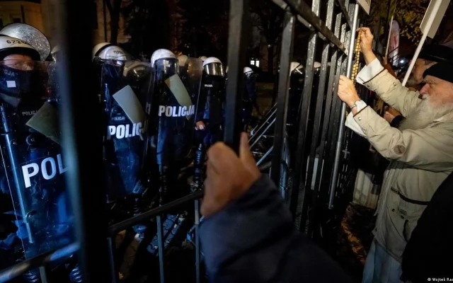 Aksi Protes di Polandia Usai Pemecatan Ketua Mahkamah Konstitusi