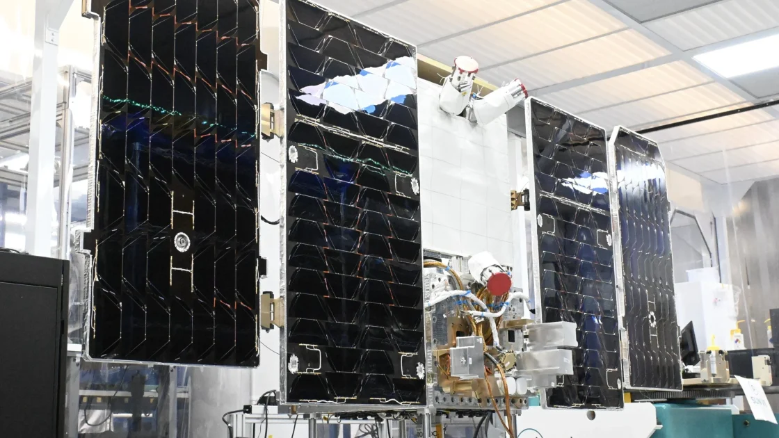 Satelit Pusat Data Pertama Google Berhasil Mengudara dan Menulis Puisi