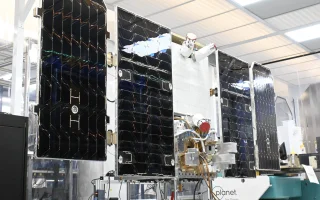 Satelit Pusat Data Pertama Google Berhasil Mengudara dan Menulis Puisi