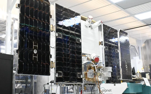 Satelit Pusat Data Pertama Google Berhasil Mengudara dan Menulis Puisi