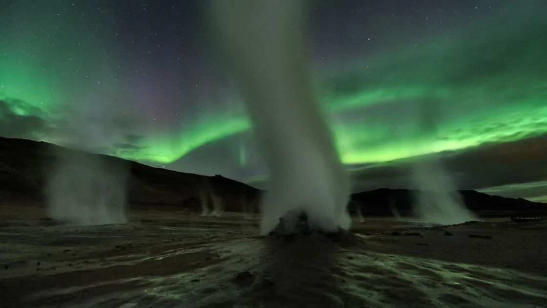 Menikmati Pemandangan Aurora Mistis di Islandia