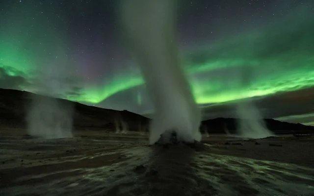 Menikmati Pemandangan Aurora Mistis di Islandia